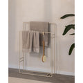 delaya handtuchstaender aus hochwertigem pulverbeschichtetem metall minimalistisches design fuer das badezimmer freistehend und platzsparend beige