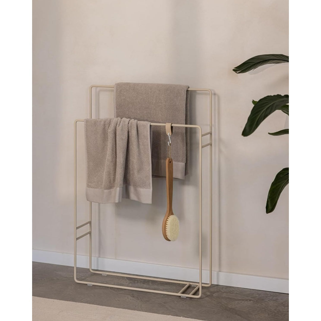delaya handtuchstaender aus hochwertigem pulverbeschichtetem metall minimalistisches design fuer das badezimmer freistehend und platzsparend beige